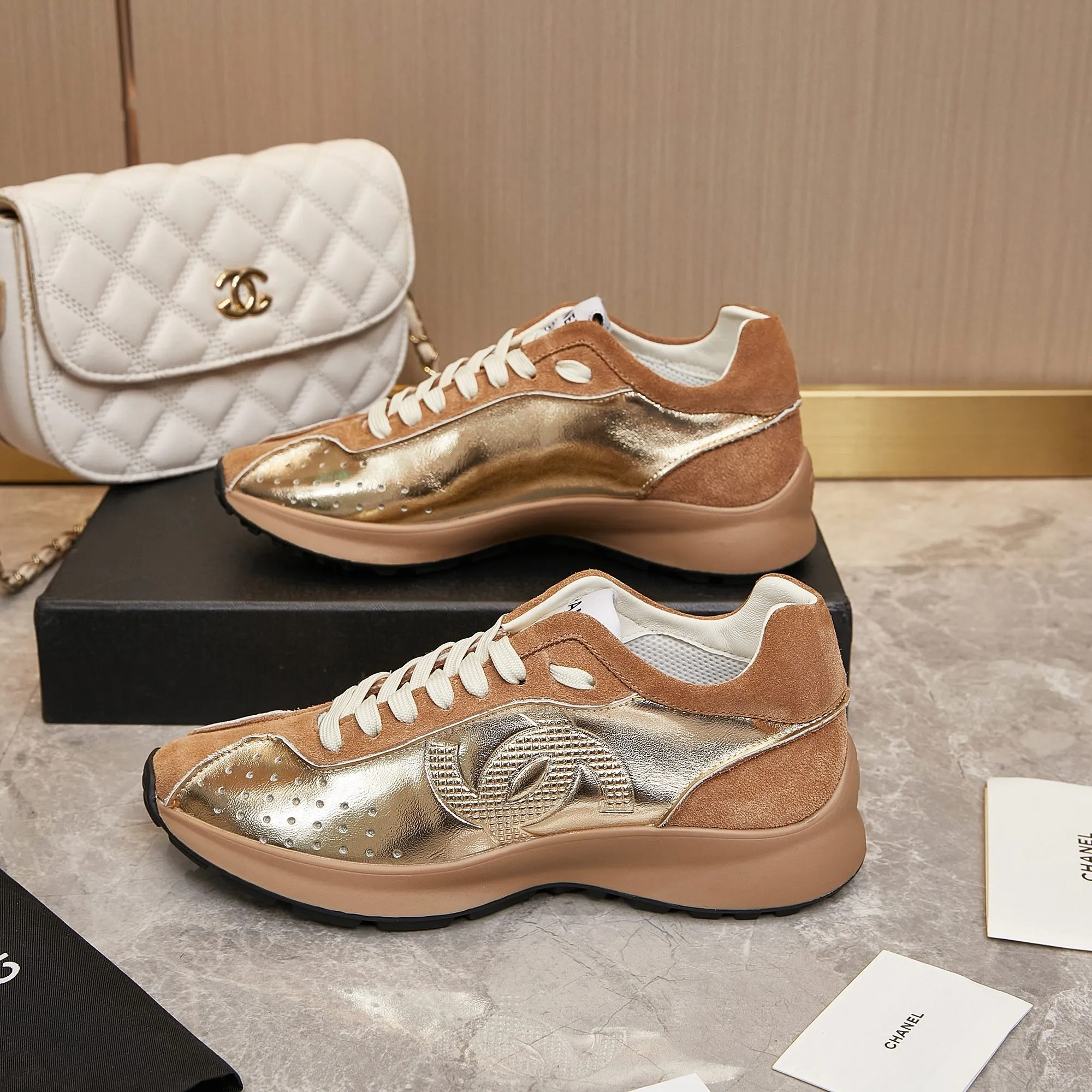 👟👟Ex-factory price 560👟👟 Chanel Grandma 2024 counter top casual sports shoes This classic design; the upper is electro-embroidered with a variety of techniques; the outsole is fashionable and sporty; it is unusual to incorporate a variety of color matching elements... The diversified mix and match is very good-looking and versatile, casual, fashionable, sports and outdoor can be taken into account... ꫛꫀꪝ Go➫ Material: ❶Upper is made of: Original imported high silk cow suede + small fragrance fabric ❷Inner lining: original imported breathable sheepskin lining ❸Outsole based on: original TPU combination outsole Special counter boutique packaging complete set for women 35–41